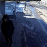 В Благовещенске камера сняла, как мужчина разбил бутылкой стекло остановки