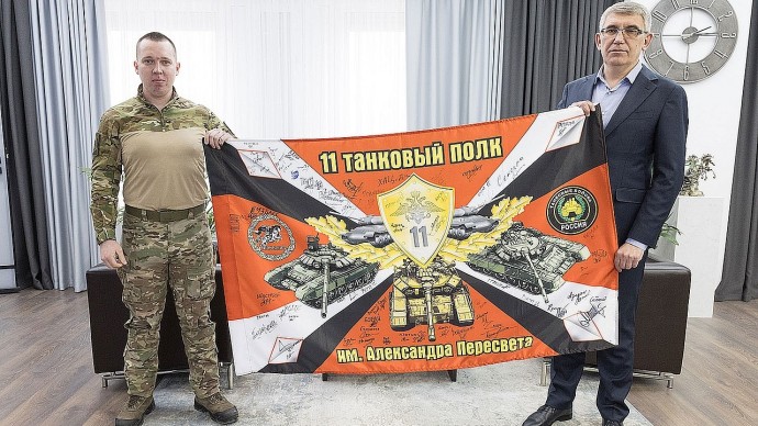 Тульский военнослужащий вручил Дмитрию Миляеву флаг подразделения