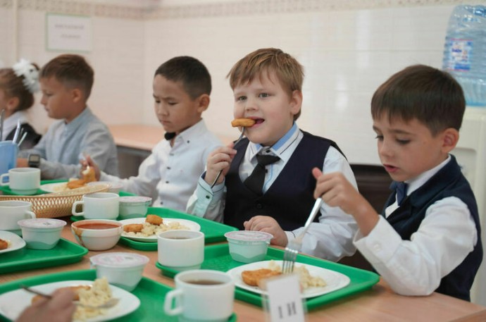 Горячее питание предложили сделать бесплатным для всех школьников