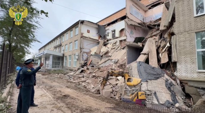 Экскаватор в траншее: здание колледжа во Владивостоке рухнуло из-за строителей? Экскаватор в траншее: здание колледжа во Владивостоке рухнуло из-за строителей?