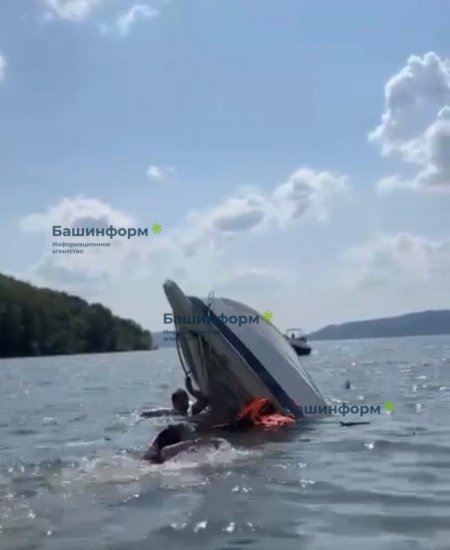 На водохранилище в Башкирии перевернулась лодка с людьми