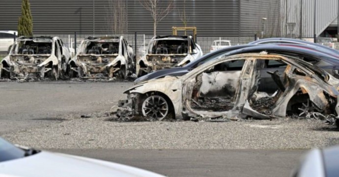 Во Франции протестующие сожгли 12 электромобилей Tesla
