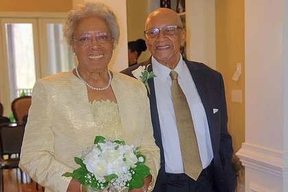 88-летние мужчина и женщина сыграли свадьбу спустя год после знакомства