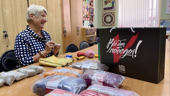 Ярославские пенсионерки вяжут специальные варежки по запросу бойцов СВО