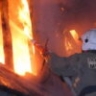 В Астрахани 22 пожарных тушили объятый пламенем дом с зарослями камыша
