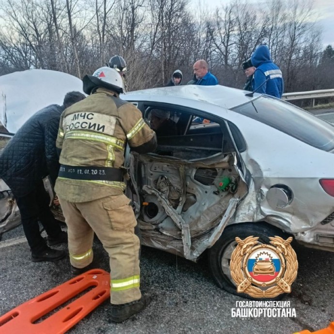 В Башкирии в столкновении 4 иномарок пострадали люди