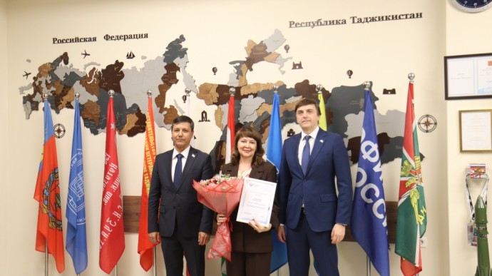 Сергей Кравцов передал таджикистанским школам сертификат на поставку более 800 тыс. учебников