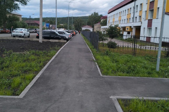 Спилили деревья и положили асфальт: в Кузнецке благоустроили Аллею новорождённых