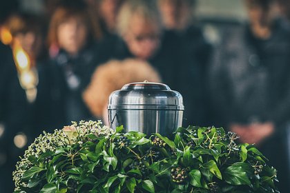 Девушка решила преподать соседке урок и украла прах ее бабушки Девушка решила преподать соседке урок и украла прах ее бабушки