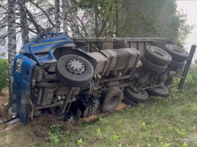 В Белгородской области водитель КамАЗа вылетел в кювет и погиб