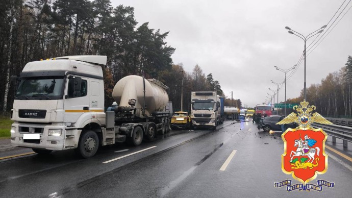 В Подмосковье два человека погибли в массовом ДТП с грузовиками В Подмосковье два человека погибли в массовом ДТП с грузовиками