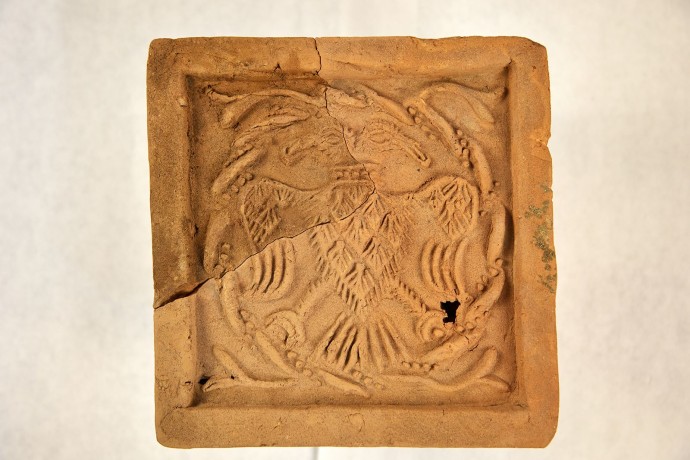 Собянин: Московские археологи собрали коллекцию изразцов с двуглавым орлом