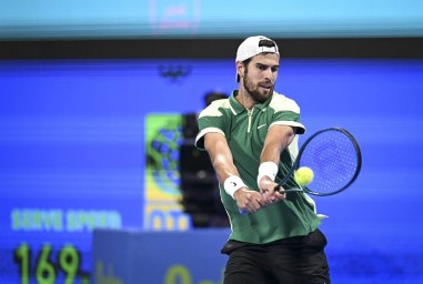 Хачанов не смог выйти в четвертьфинал турнира в Париже, без шансов проиграв Де Минауру