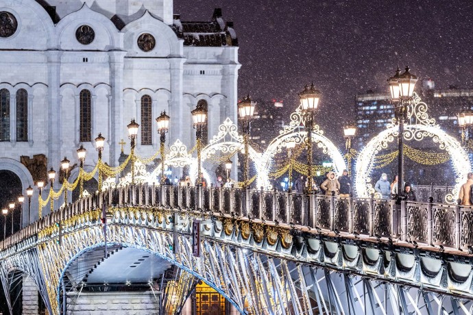 Мосты столицы украсили к Новому году и Рождеству