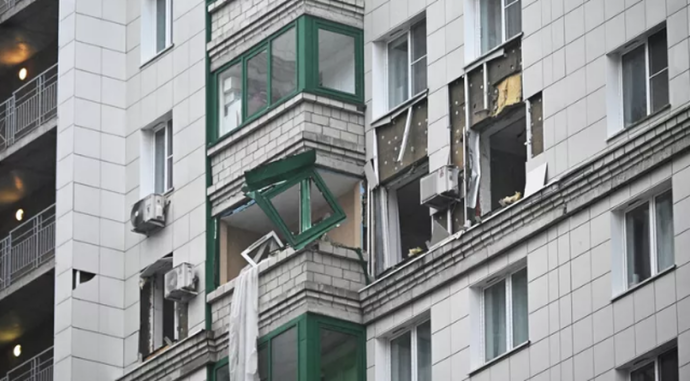 В доме в Красногорске, пострадавшем от атаки беспилотника, начались высотные работы. В доме в Красногорске, пострадавшем от атаки беспилотника, начались высотные работы.