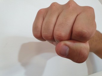 Маленького мальчика в Костроме избили и заставили извиняться на коленях