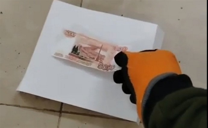 "Не клал — не поднимай!": сахалинцам показали, как взрываются найденные на земле деньги, телефоны и кошельки