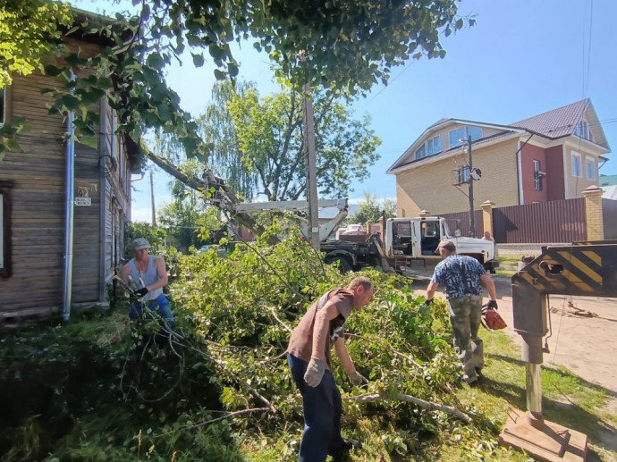 Костромские коммунальщики восстанавливают город после непогоды 