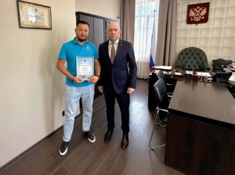 Водителя астраханского автобуса наградили за спасение человека