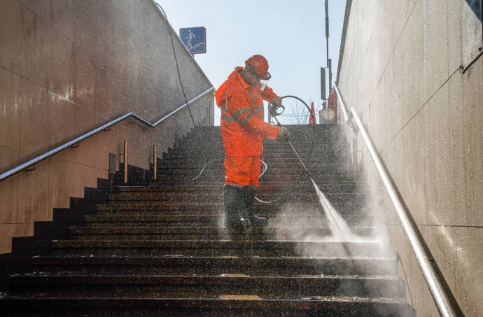 Подземные и надземные пешеходные переходы Москвы промыли перед зимой