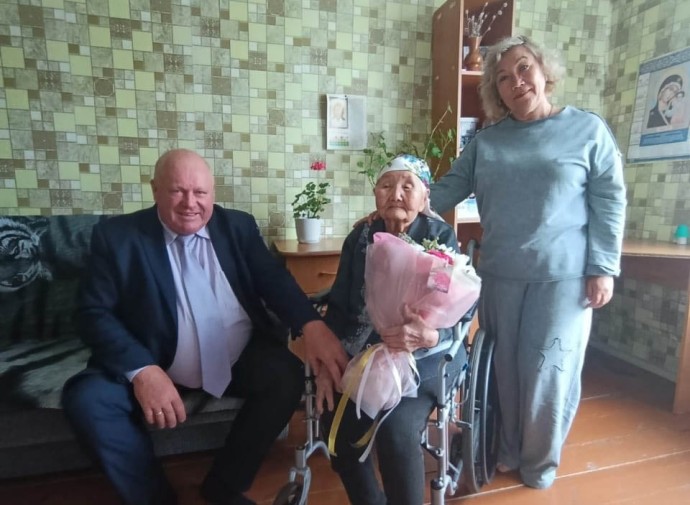 На севере Бурятии долгожительницу поздравили со 102-летием