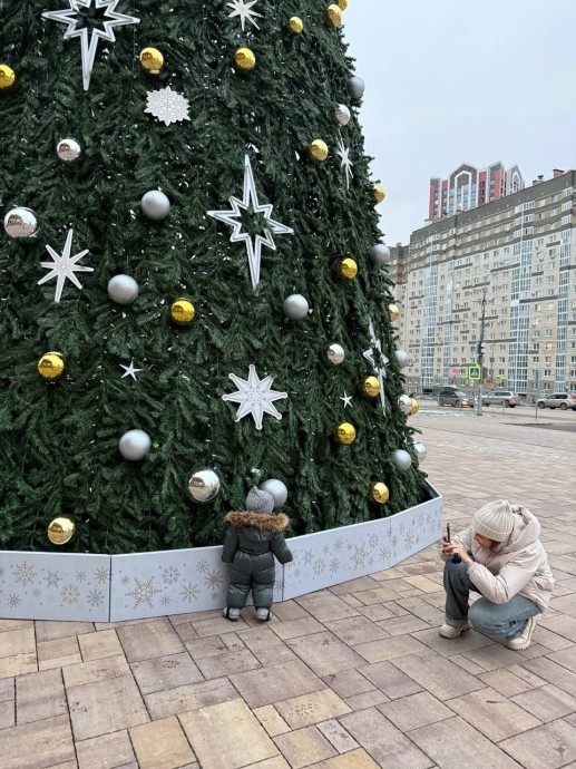 У Дворца борьбы в Уфе установили праздничную ёлку