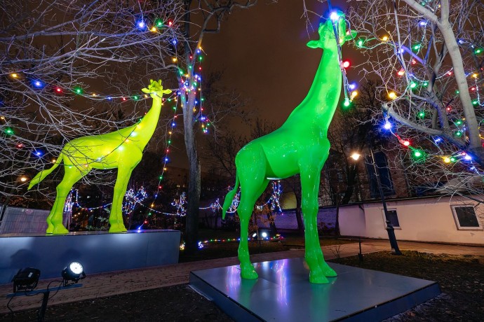 Праздничные инсталляции и игрушки украсили медучреждения Москвы к Новому году Праздничные инсталляции и игрушки украсили медучреждения Москвы к Новому году