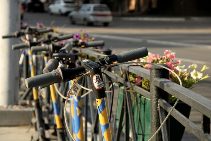 Дорожная ситуация на пределе. Прокатные самокаты заблокировали следователи 
