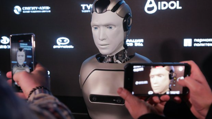 Первый российский человекоподобный робот с ИИ упал во время презентации в Москве