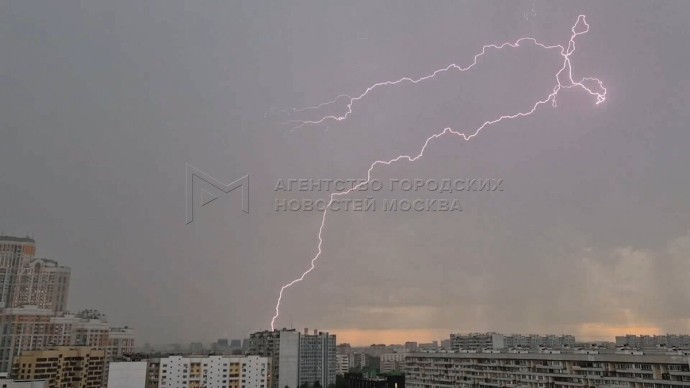 Уровень опасности в Москве повышен до «оранжевого» из-за ливня и грозы