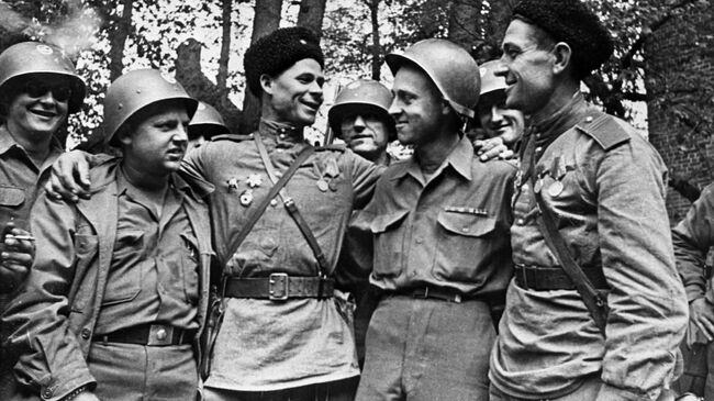 Посол России и премьер Саксонии возложили венки на месте встречи на Эльбе