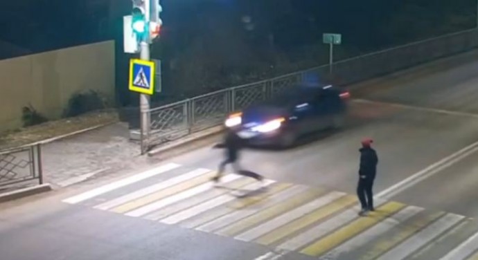 В Улан-Удэ камера сняла забег пешехода, попавшего под машину