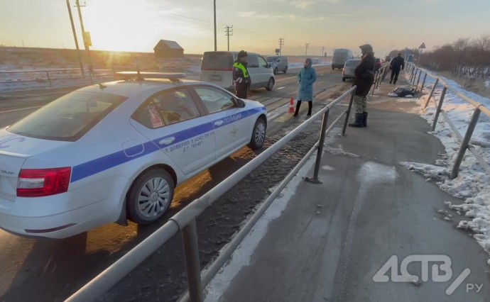 Кадры с места смертельного ДТП в Южно-Сахалинске: на месте работают оперативные службы