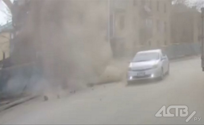Очевидцы: в Южно-Сахалинске при сносе дома обломок здания рухнул на дорогу и задел автомобиль