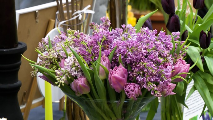 Эксперт рассказал, когда лучше покупать цветы ко Дню матери, чтобы не переплатить