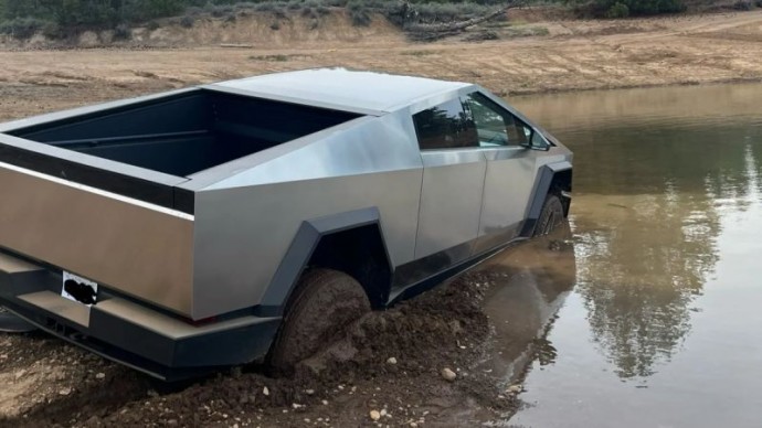 Один из владельцев Tesla Cybertruck засадил свой пикап в грязи, пытаясь проверить его плавучесть