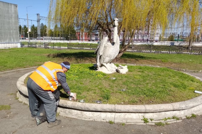 В Курске продолжается уборка общественных пространств
