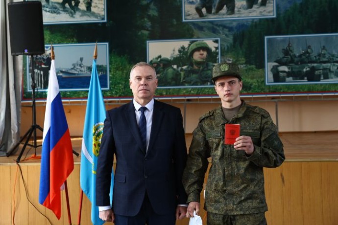 Астраханским призывникам вручили военные билеты