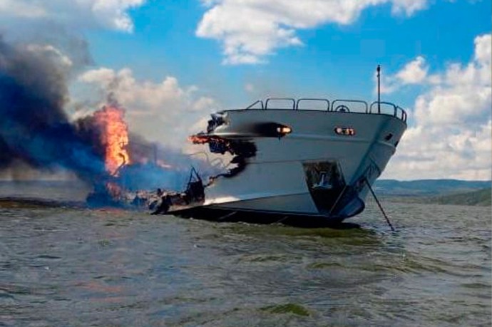 Следствие возбудило проверку после сгорания дорогой яхты «Мечта» в Саратовской области Следствие возбудило проверку после сгорания дорогой яхты «Мечта» в Саратовской области