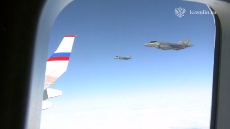 Истребители пятого поколения F-35 Lightning II сопроводили самолёт Путина по пути с Аляски