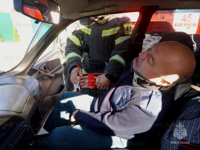 Спасатели Белёва отработали действия при ДТП Спасатели Белёва отработали действия при ДТП