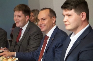 Артём Здунов обсудил актуальные проекты с молодыми ИТ-специалистами республики