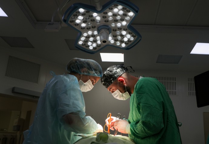 Хирурги Центра Рошаля извлекли швейную иглу из годовалого ребенка