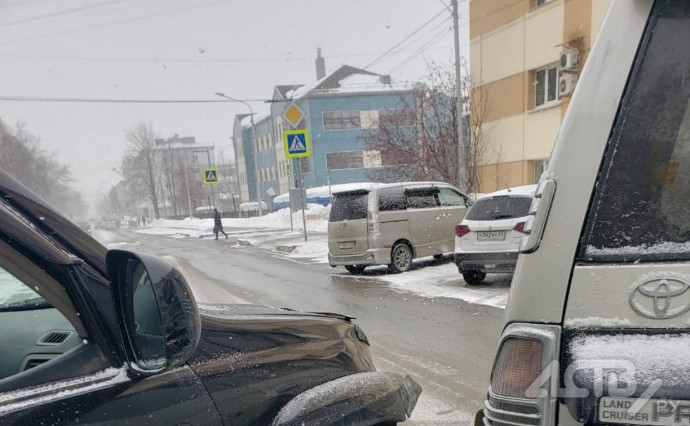 Очевидцев столкновения Toyota Land Cruiser Prado и  Lexus GX470 ищут в Южно-Сахалинске