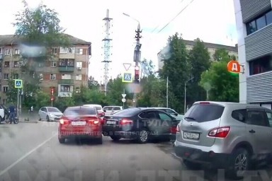 В Туле около "Дикси" черный "Ниссан" задним ходом врезал "Киа"
