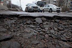 В российском городе из-за прорыва трубы с кипятком под землю провалилась машина