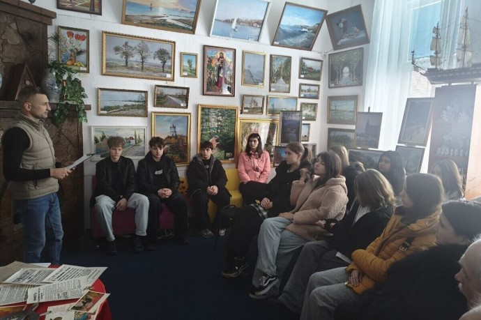 В Скадовском музее провели урок истории для школьников и делегации из ДНР В Скадовском музее провели урок истории для школьников и делегации из ДНР