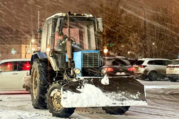 Мэр Руслан Болотов: Более 100 специалистов и 15 единиц техники устраняют последствия ледяной наледи в Иркутске Мэр Руслан Болотов: Более 100 специалистов и 15 единиц техники устраняют последствия ледяной наледи в Иркутске