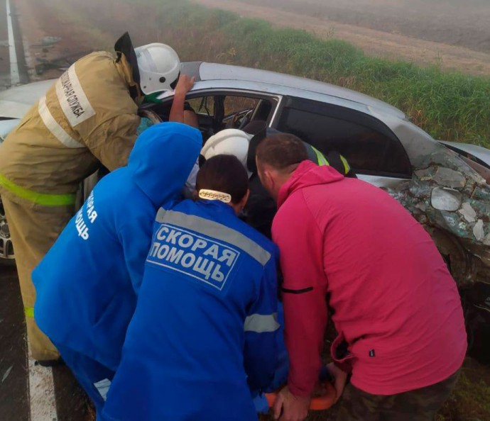 Пожарные вытащили  беременную женщину из разбитого авто в Приморье
