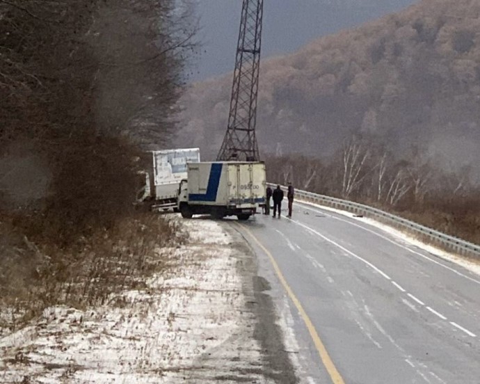 Движение автобусов и грузовиков остановлено на перевале в Приморье